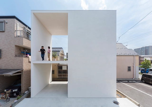 Pequeña casa con una gran terraza  / Takuro Yamamoto - Casas