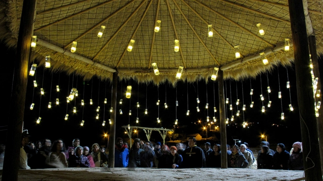 Instalación Efímera de Luz: Mensaje en una Botella - Arte Y Arquitectura