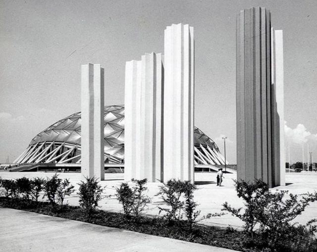 Clásicos de Arquitectura: Ruta de la Amistad / Mathias Goeritz y Pedro Ramírez Vázquez - Fachada, Urbano