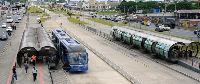 Como projetar corredores de ônibus que melhorem a segurança viária - Imagem de Destaque
