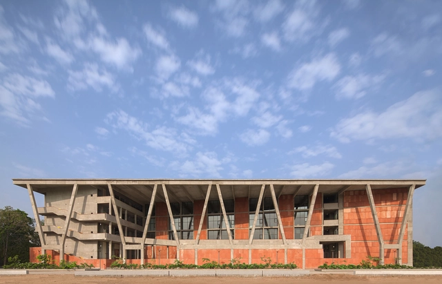 Institute of Engineering and Technology – Ahmedabad University / Vir.Mueller Architects - University, Facade