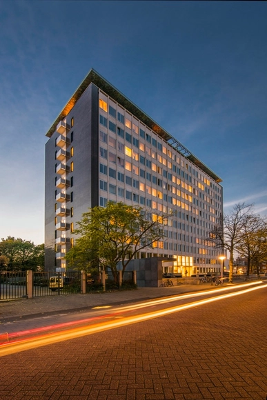 Complejo de vivienda estudiantil en el edificio de oficinas Elsevier / Knevel Architecten - Reconversión