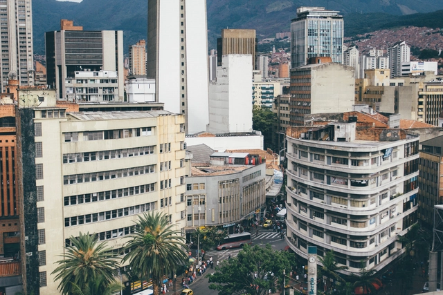Clásicos de Arquitectura: Edificio La Naviera / Viera, Vázquez, Dotheé Arquitectos - Patrimonio, Fachada, Iluminación, Urbano