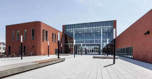Escuela Back of the Yards / STL Architects - Escuela Secundaria