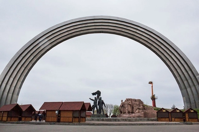 Should the Ukrainian Capital "Erase its Soviet Past or Learn to Live With History?" - Featured Image