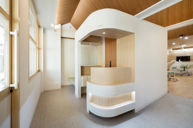 Dental Clinic with Coved Ceiling / Hiroki Tominaga - Interior Design, Facade