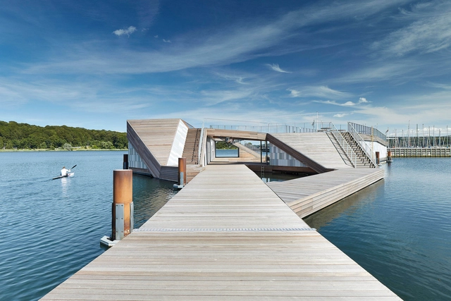 Club Flotante de Kayak / FORCE4 Architects - Recreación Y Entrenamiento