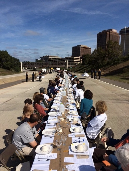 Más de 500 personas intervinieron una autopista con un almuerzo comunitario en Ohio - Imagen Principal