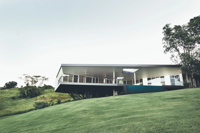 Casa integrada al paisaje / Teeland Architects - Casas