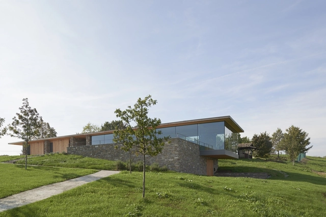 Multifunctional Building / Studio Contini -           Parking, Facade