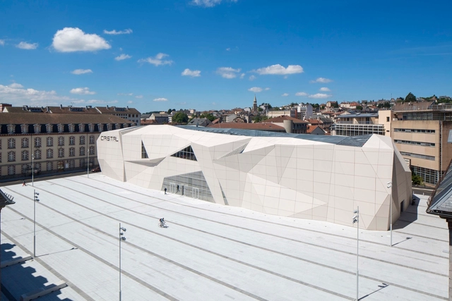 Le Cristal Cinema y la Plaza Michel Crespin / Linéaire A - Centro Cultural