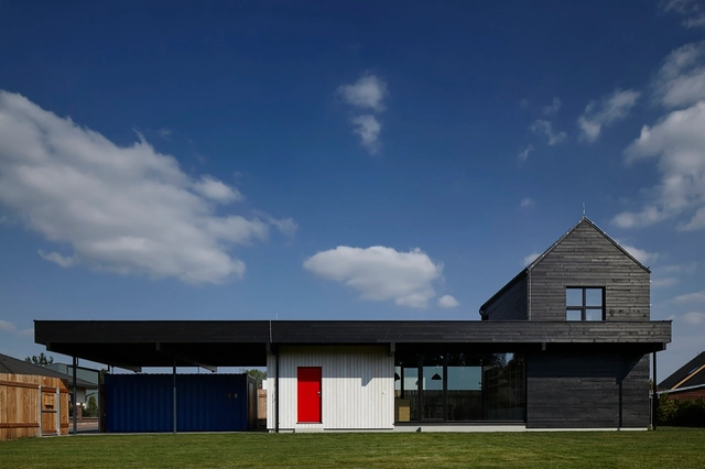 La casa cercada / Mjölk architekti - Casas