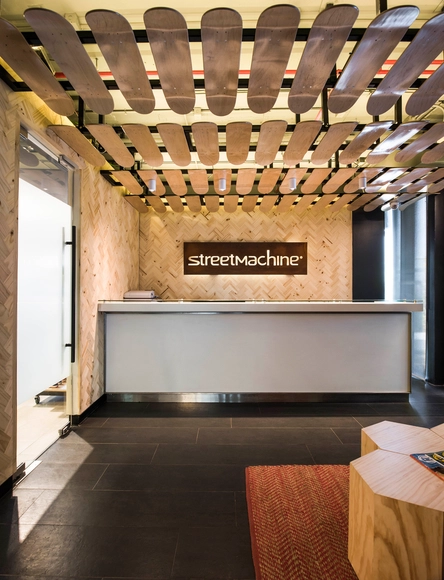 Oficinas Street Machine / GEA Arquitectos + Anita Puig - Interiores De Oficina, Fijación Vigas, Fachada, Escaleras, Barandas