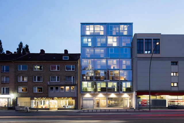 Edificio residencial y de oficinas / blauraum Architekten  - Edificio De Oficinas