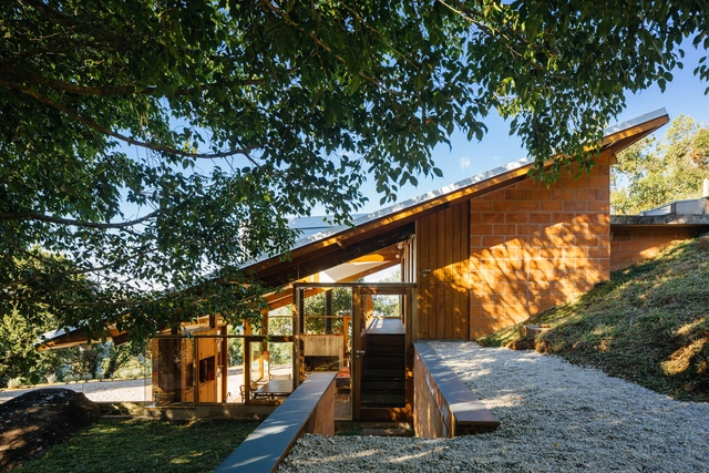 Casa de Meia Encosta / Denis Joelsons + Gabriela Baraúna Uchida - Casas