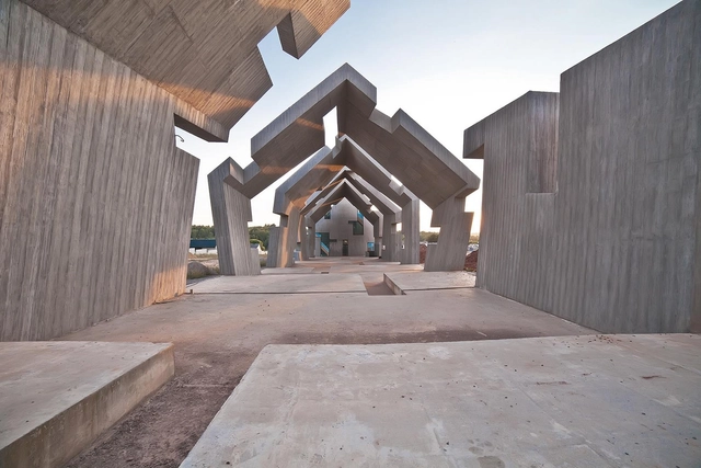 Mausoleum of the Martyrdom of Polish Villages / Nizio Design International - Crypts & Mausoleums, Courtyard, Facade, Stairs, Arch, Column