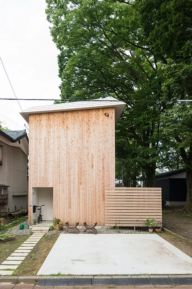 Casa Para Atrapar el Árbol / Takeru Shoji Architects - Casas