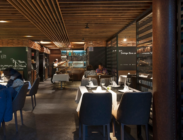 Restaurante LA MALLORQUINA / faci leboreiro arquitectura - Restaurant, Fijación Vigas, Mesas, Sillas