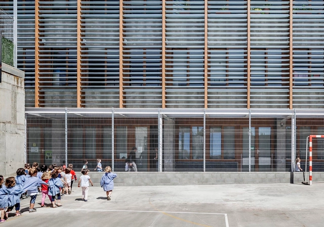 Reforma De L’escola 906 A Sabadell  / H Arquitectes - Escuela Primaria, Fachada, Pilares