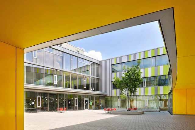 Extensión de la Escuela Laupheim / herrmann+bosch architekten - Ampliación