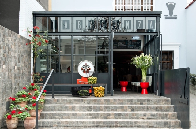 Restaurante La Balanza / Jordi Puig - Restaurant, Patio interior, Escaleras, Puerta, Fachada, Sillas