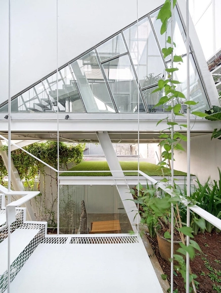 Slanted House / Budi Pradono Architects - Houses