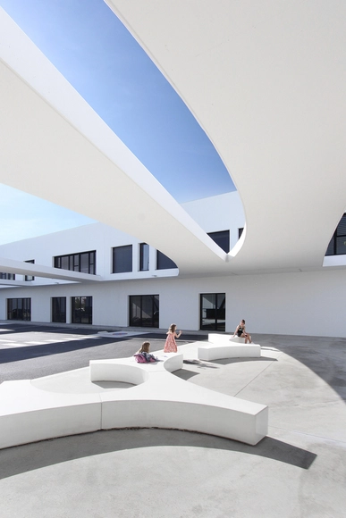Les Perséides学校综合楼/ Atelier REC architecture - 学校