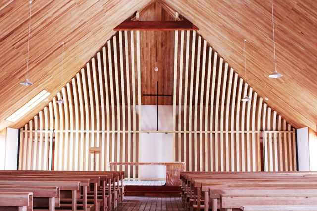 Parroquia en Las Cabras / Pablo Lobos Pedrals y Carlos Arce Valdes - Capilla, Fachada, Fijación Vigas, Bancas