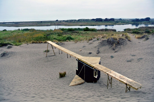 Walk the Line  / The Scarcity and Creativity Studio - Obras De Pequeña Escala
