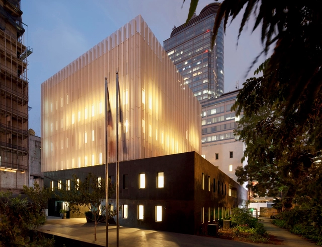 法国驻雅加达大使馆及法国协会 / Segond-Guyon Architectes - 文化中心