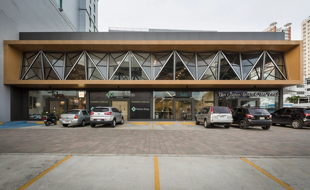 The Plaza / Casis Arquitectos - Edificio De Oficinas