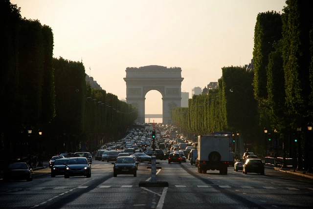 Paris abrirá Champs Elysées para pedestres uma vez por mês - Imagem de Destaque