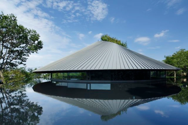 Salón Comunitario Cementerio Sayama Lakeside  / Hiroshi Nakamura & NAP - Cementerio