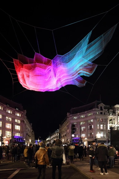Janet Echelman suspende uma escultura de rede em Londres - Imagem de Destaque