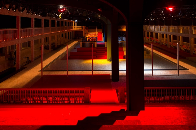 OMA/AMO 设计的最新 Prada 秀场致敬了17世纪的审判法庭 - 主图