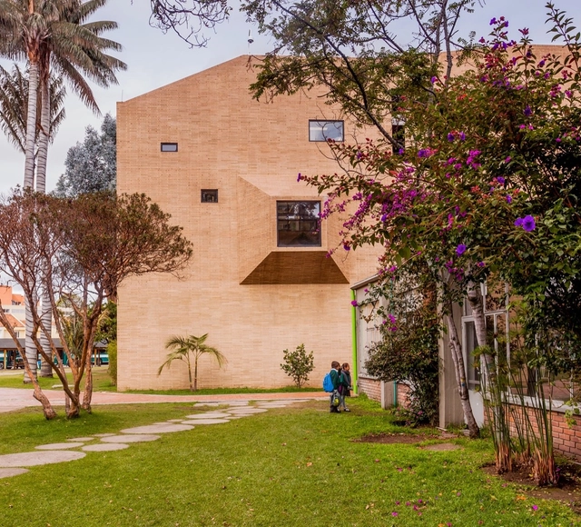 用棱形建筑围成的哥伦比亚小学 / Daniel Bonilla Arquitectos - 中小学校
