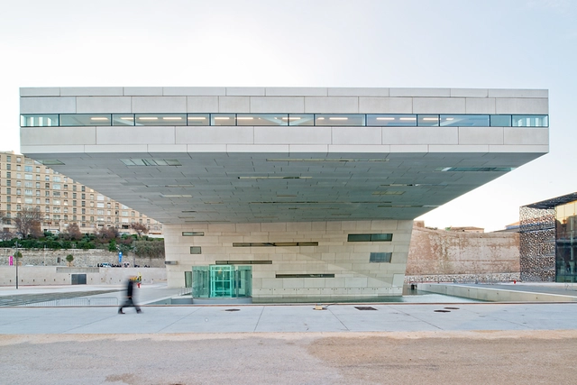 “地中海别墅” / Stefano Boeri Architetti - 研究中心