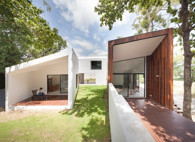 Casa en el canal Mae Kao / EKAR & Full Scale Studio - Casas