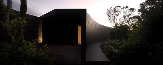 Centro de Visitantes de la Gruta das Torres / SAMI-arquitectos - Centro De Visitantes