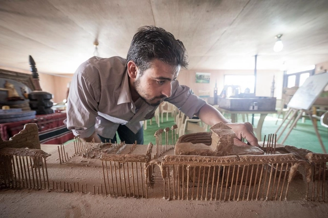 Artistas sírios constroem réplicas dos monumentos destruídos pela guerra em seu país - Imagem de Destaque