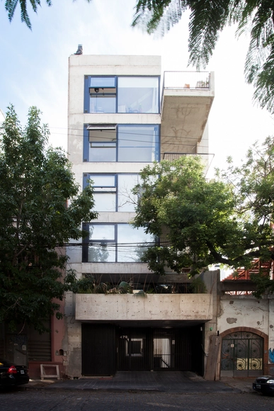 Edificio de Viviendas Jufre / MONOBLOCK - Apartamentos, Fachada, Puerta