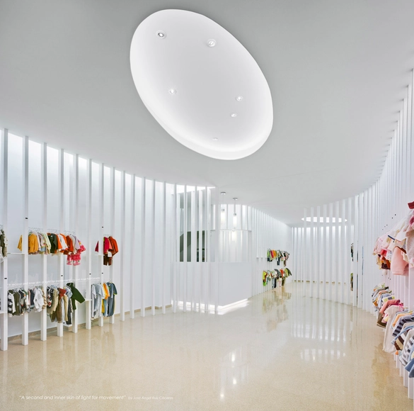 Una segunda piel interior de luz para el movimiento / Esculpir el Aire - Tienda