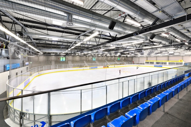 Nueva pista de patinaje sobre hielo / herrmann+bosch architekten - Recreación Y Entrenamiento