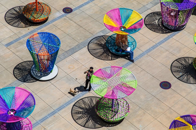 Esrawe + Cadena emplazan 'Los Trompos', instalación temporal inspirada en juguete mexicano - Arte Y Arquitectura