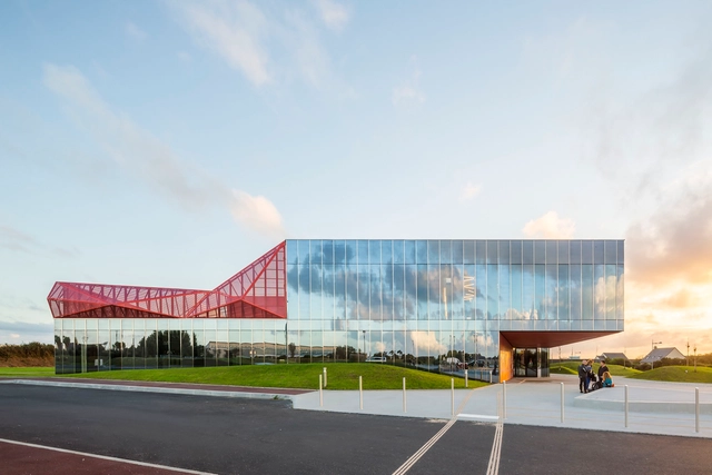 Espaço Cultural de La Hague  / Peripheriques Architectes  + Marin + Trotti Architects - Comunitário