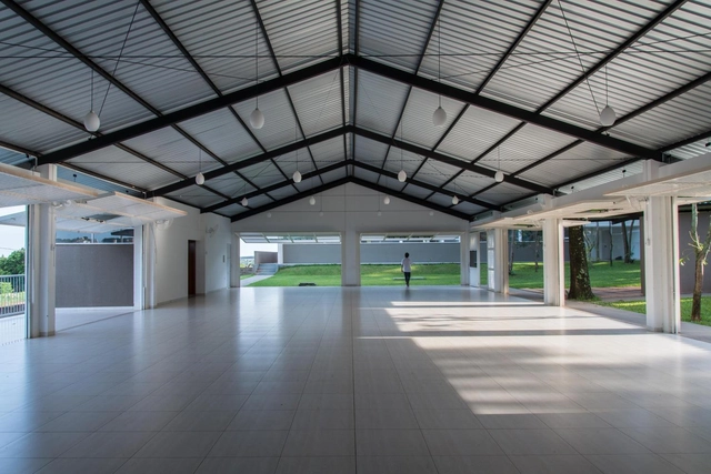 Centro São Pio / Pedro Akio Hasse - Centro Comunitario