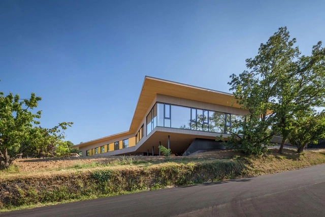 Centro de día de campamento no-residencial en Givors / Tectoniques Architect - Centro Comunitario