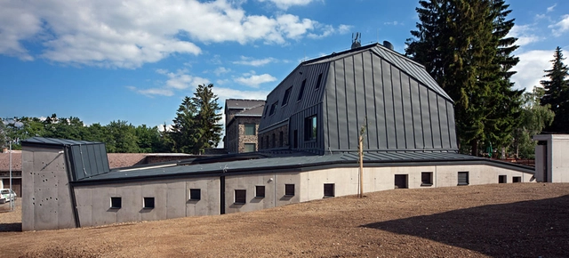 Refugio en la montaña de Galyateto / NARTARCHITECTS - Hotelería Y Entretenimiento
