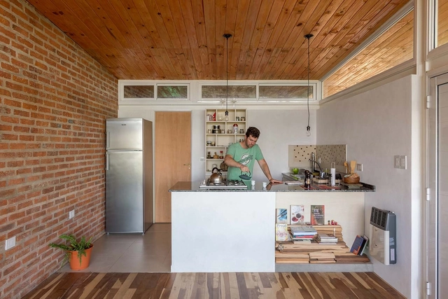 Casa 50.50 / Célula.Urbana - Casas, Cocina, Fijación Vigas, Puerta, Fachada, Encimera, Sillas