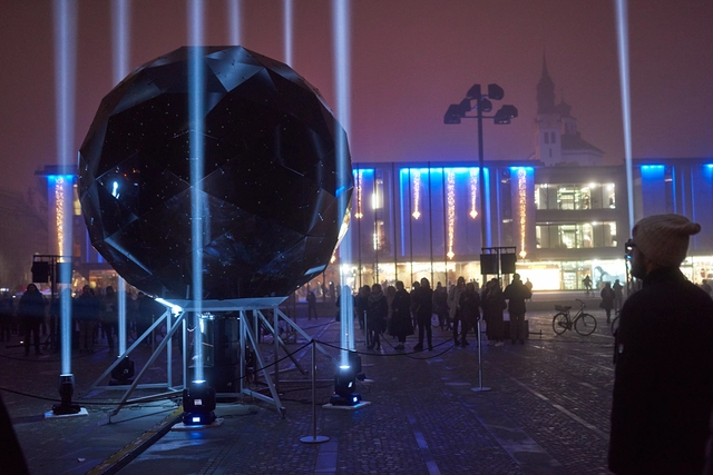 La instalación 'Moonolith' refleja la luna y las estrellas en domo geodésico - Imagen Principal